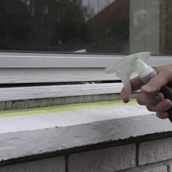 Vinduets bundfuge er ødelagt: Sprøjt glittevæske eller sæbevand på fugen Vinduets bundfuge er ødelagt: Sprøjt glittevæske eller sæbevand på fugen